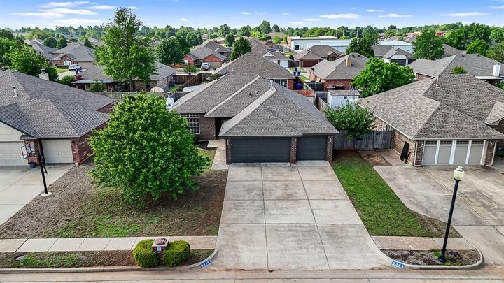 Property Photo:  636 Hunters Way  OK 73064 