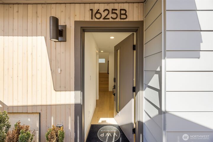 Property Photo:  1625 B  21st Avenue  WA 98122 