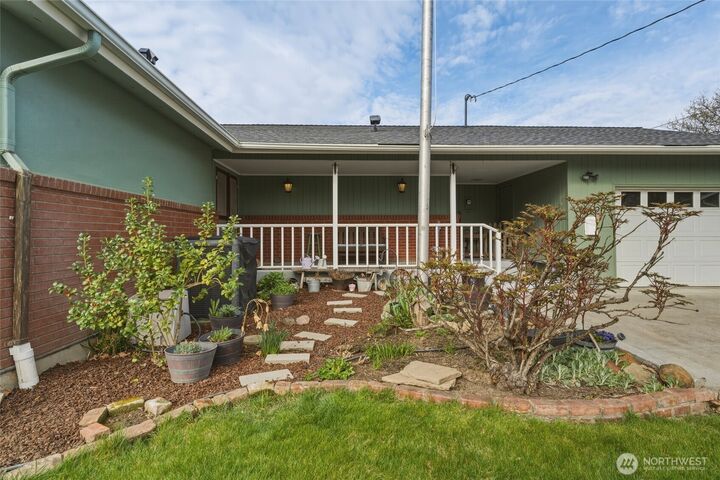 Property Photo:  412 SW Parkview Street  OR 97862 