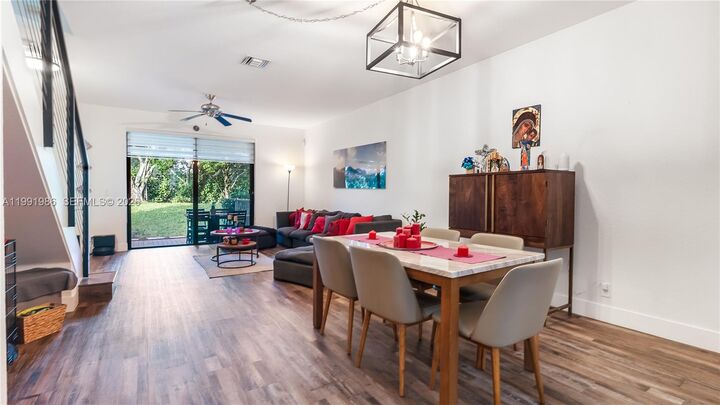 Property Photo: 3889 Tree Top Dr 3889 FL 33332