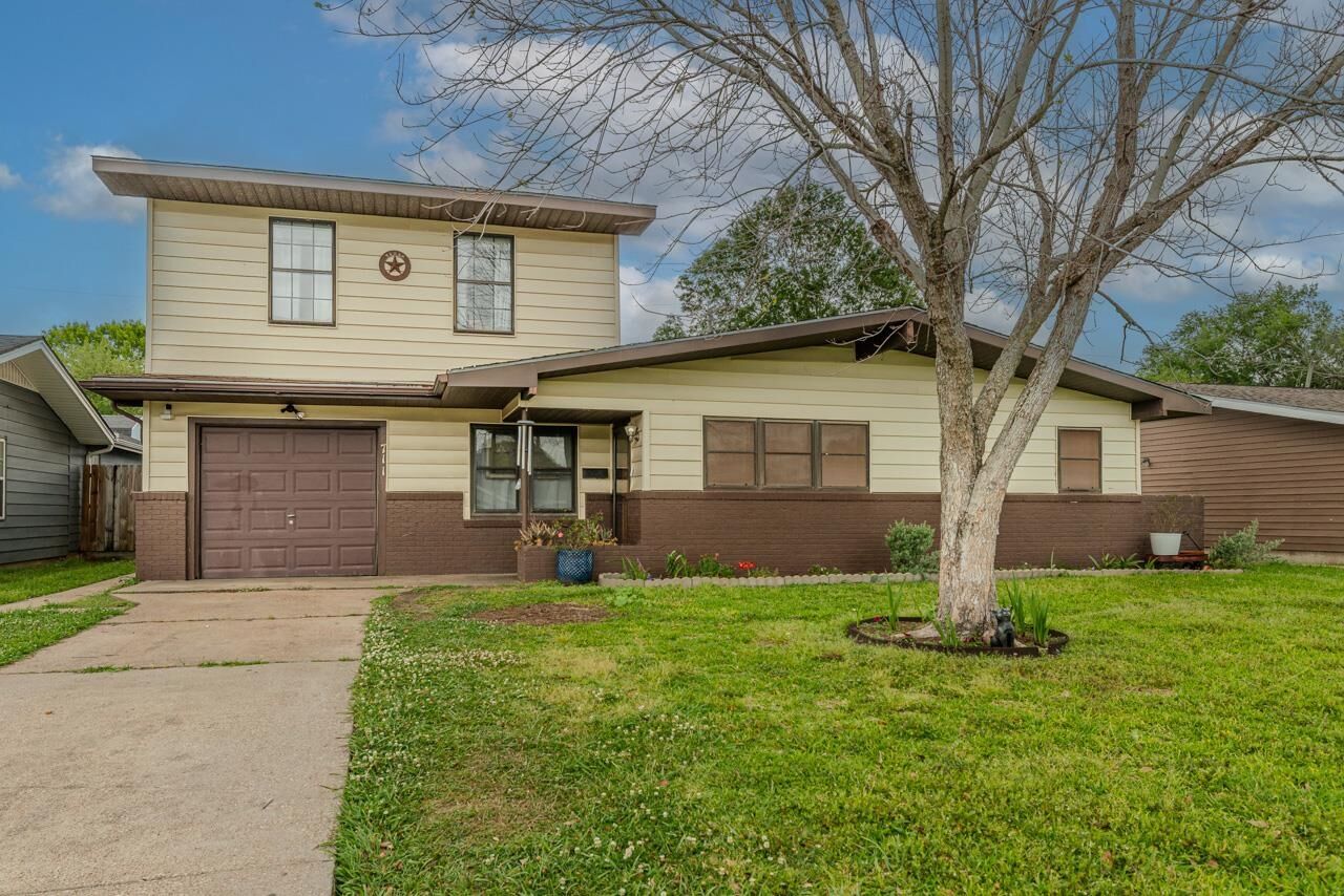 Property Photo:  711 S 6th  TX 77627 