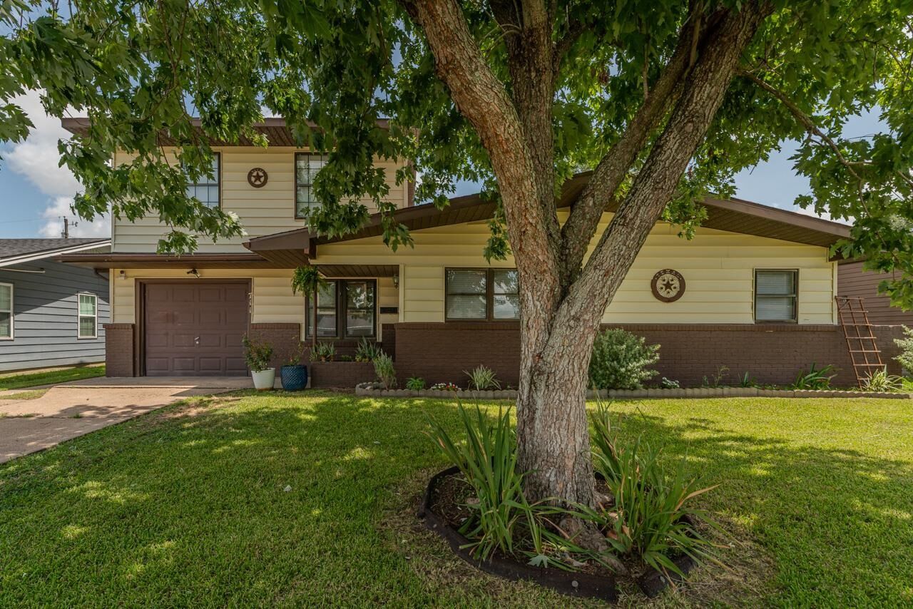 Property Photo: 711 S 6th St. TX 77627