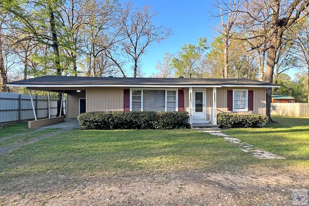 Property Photo: 209 Roosevelt TX 75561
