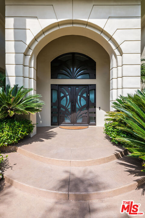 Property Photo:  12145 Summit Ct  CA 90210 