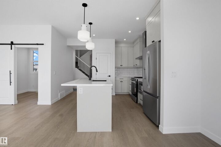 Photo de la propriété:  1126 Cristall Crescent SW  AB T6W 5S9 