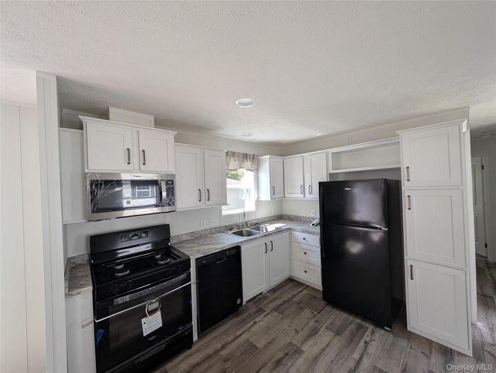 Property Photo:  3146 Route 9W 6A  NY 12553 