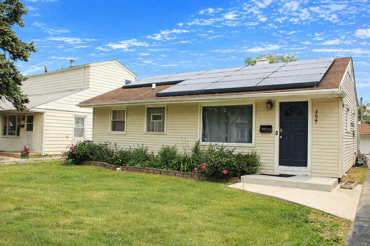 Property Photo:  4627 Custer Avenue  IL 60534 