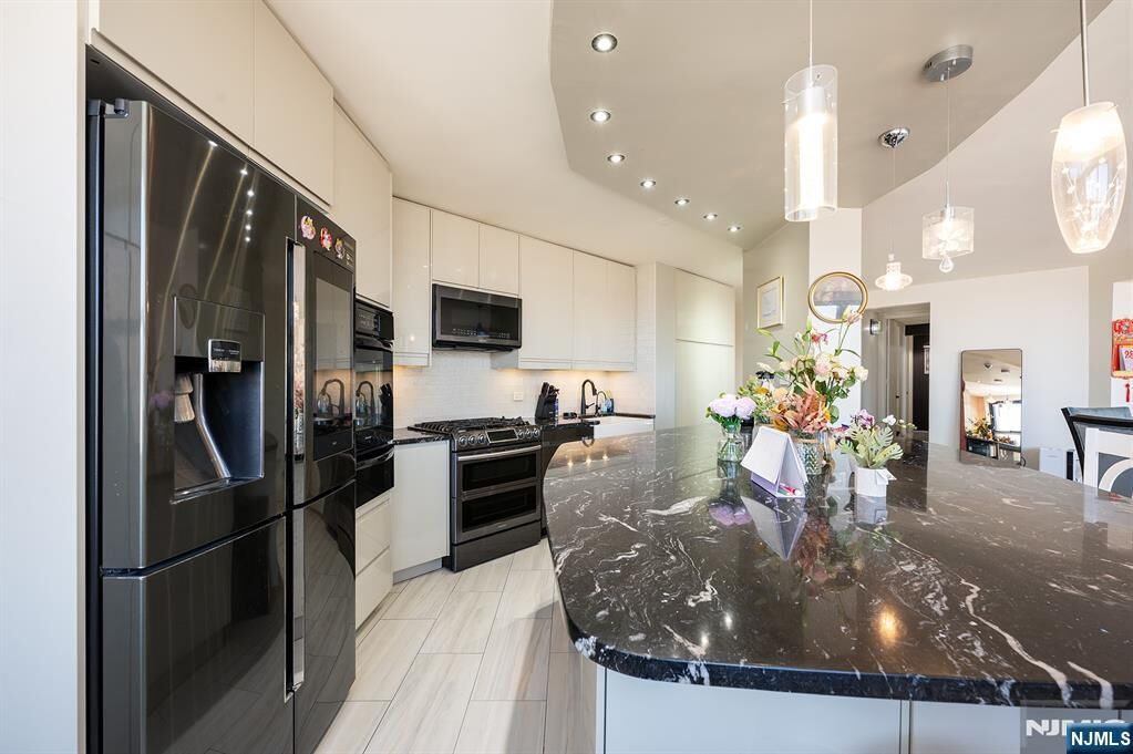 Property Photo:  7004 Kennedy Boulevard 22B  NJ 07093 