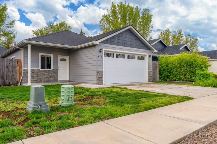 Property Photo:  855 Tannin Drive  OR 97501 