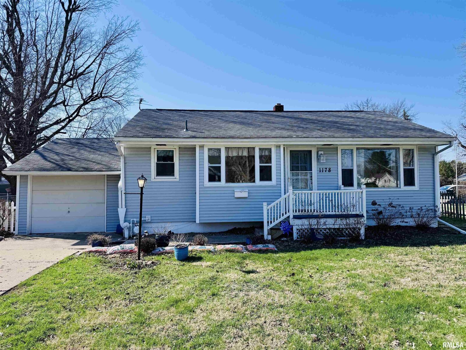 Property Photo: 1178 W Grove Street IL 61401