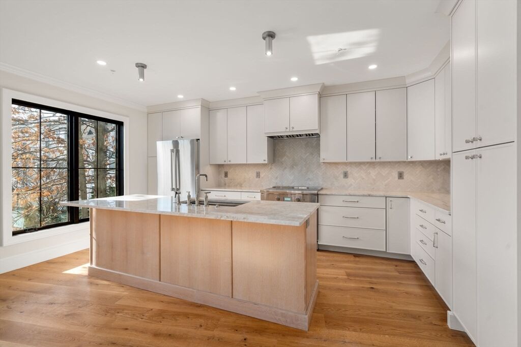 Property Photo:  34 Vinton Street Fl3  MA 02127 