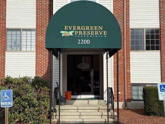 Property Photo:  2200 Skyline Dr 4  MA 01854 