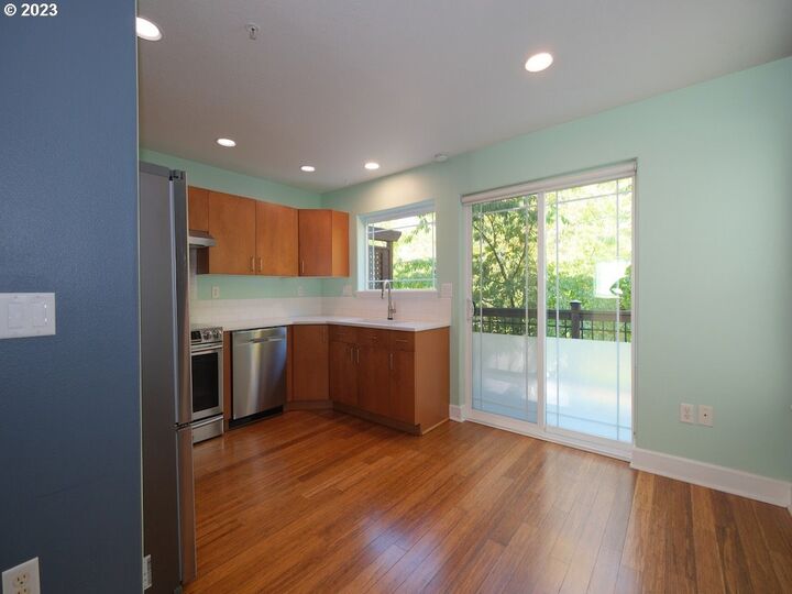 Property Photo:  6720 N Pittsburg Ave  OR 97203 