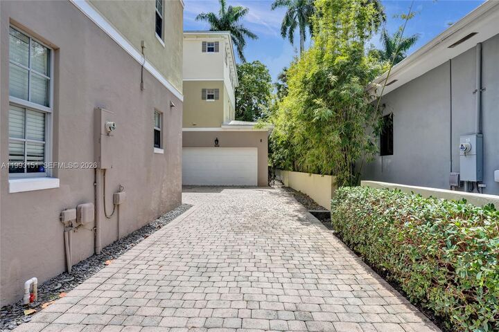 Property Photo:  822 SW 10th St  FL 33315 