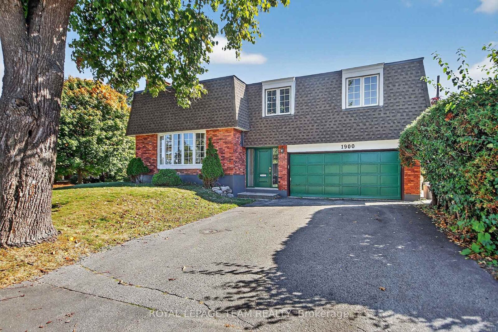 Property Photo: 1900 Southampton Court ON K2C 0W3