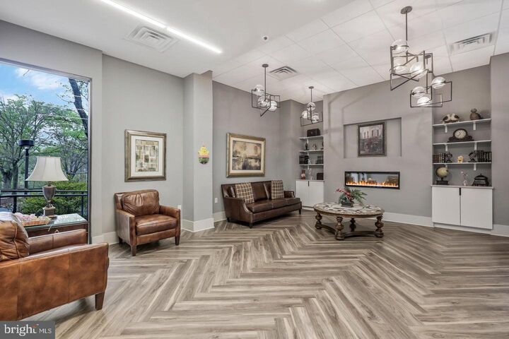 Property Photo:  5300 Holmes Run Parkway 212  VA 22304 