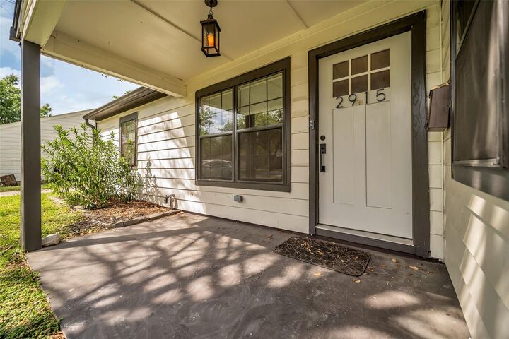 Property Photo: 2915 Robertson Street TX 77009