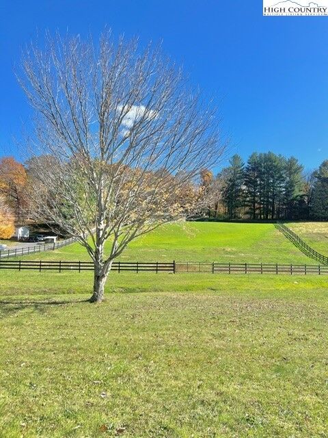 Property Photo:  2141 Mt Jefferson Road  NC 28694 