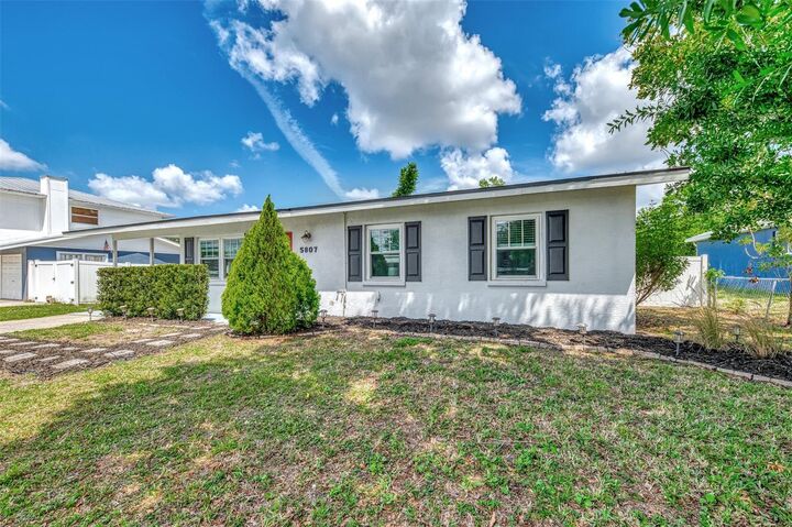 Property Photo: 5807 28th Avenue Drive E FL 34208