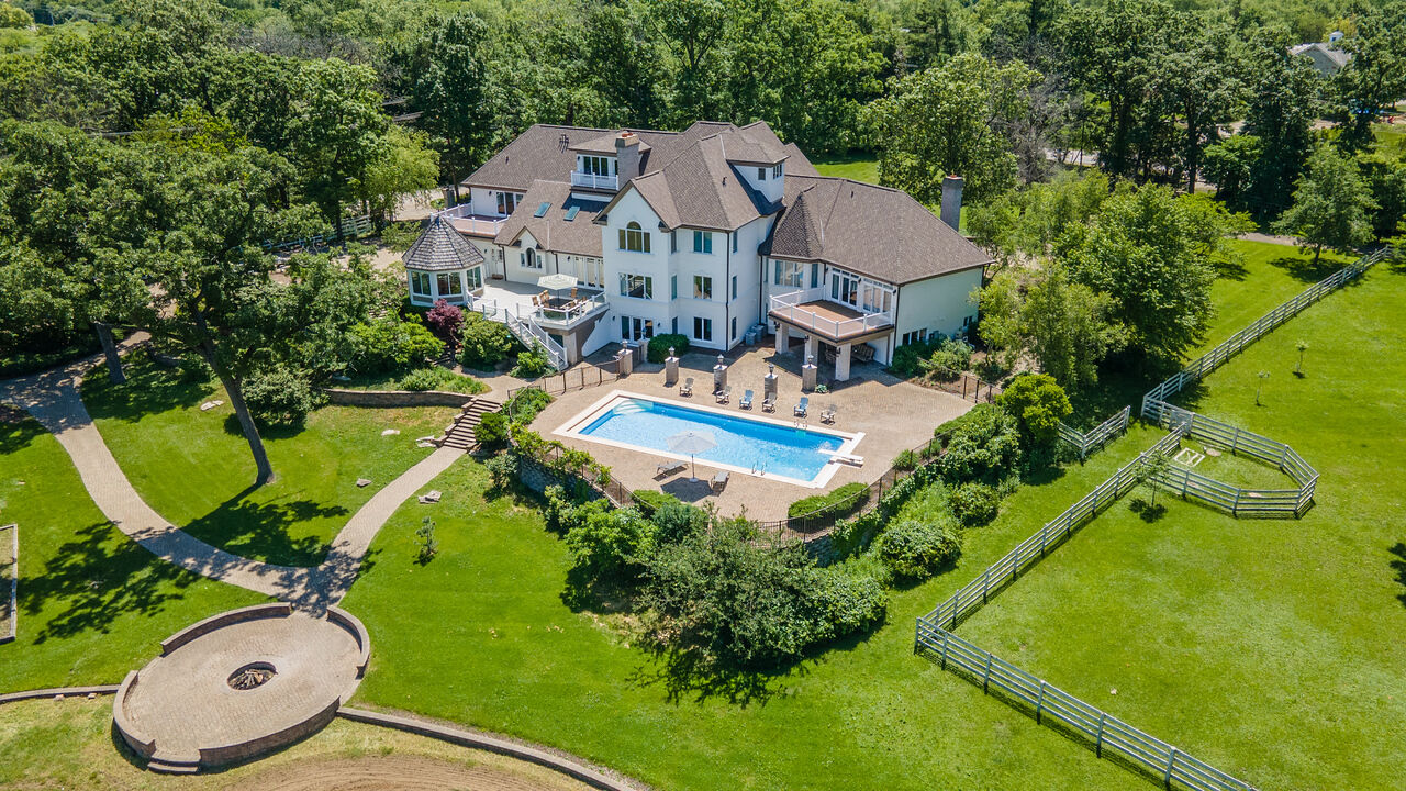 Property Photo:  10 Old Hart Road  IL 60010 