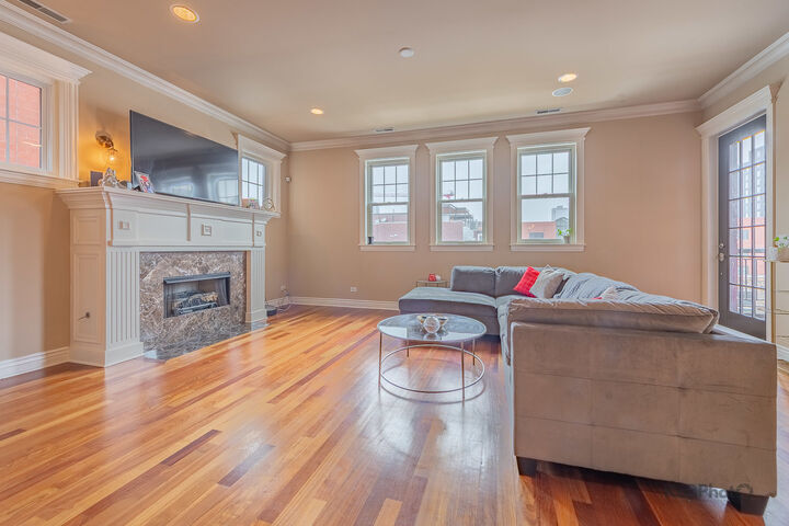 Property Photo: 1148 W Monroe Street 5nw IL 60607