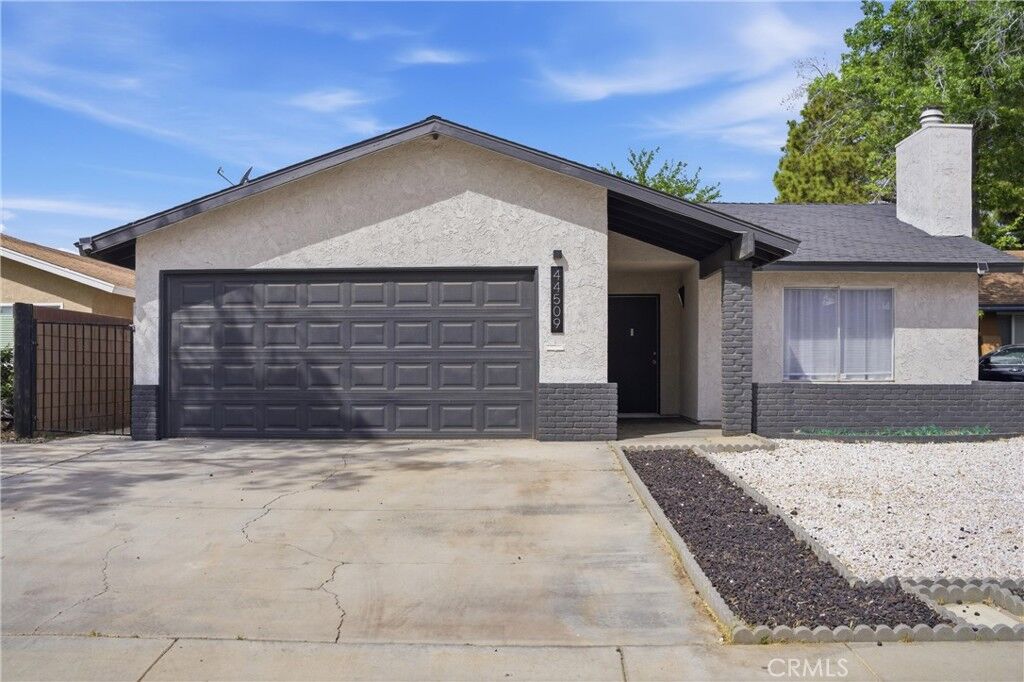 Property Photo: 44509 Watford Avenue CA 93535