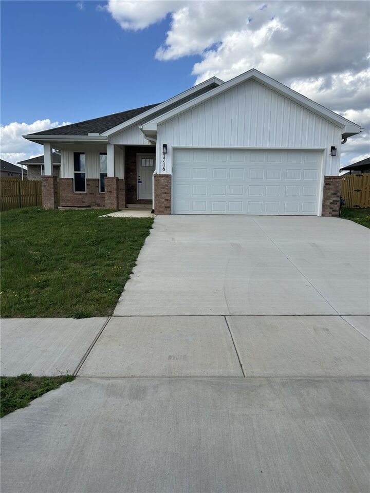 Property Photo:  1716 Farmer Street  AR 72751 