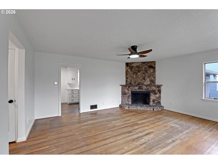 Property Photo:  8915 SE Market St  OR 97216 