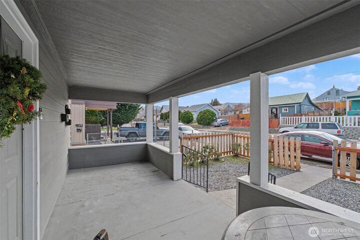 Property Photo:  533  Methow A,B,C  WA 98801 