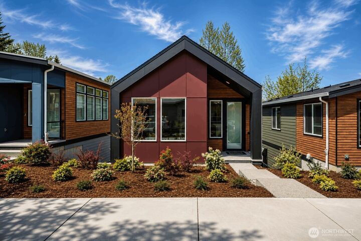 Property Photo:  4027  Aberdeen Way NE  WA 98056 