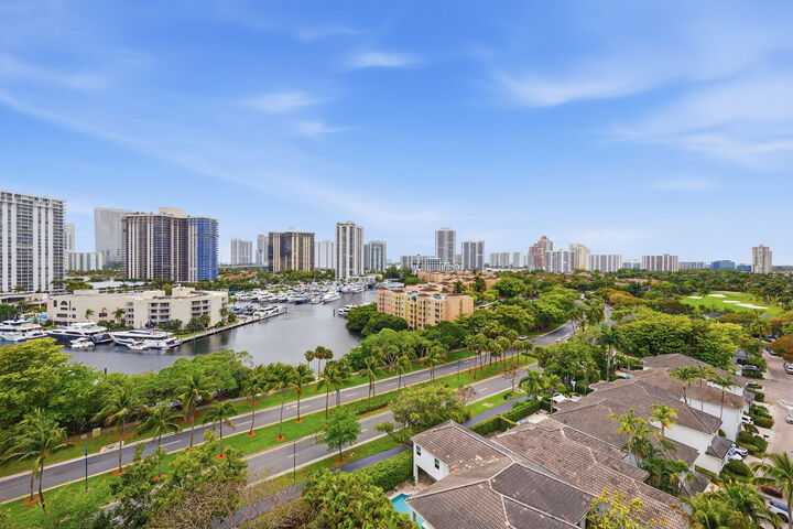 Property Photo:  19900 E Country Club Drive 1101  FL 33180 