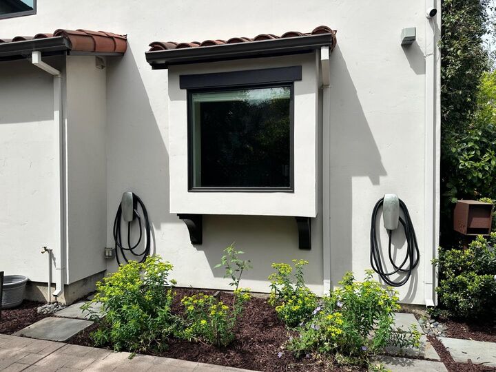 Property Photo: 850 Guinda Street CA 94301