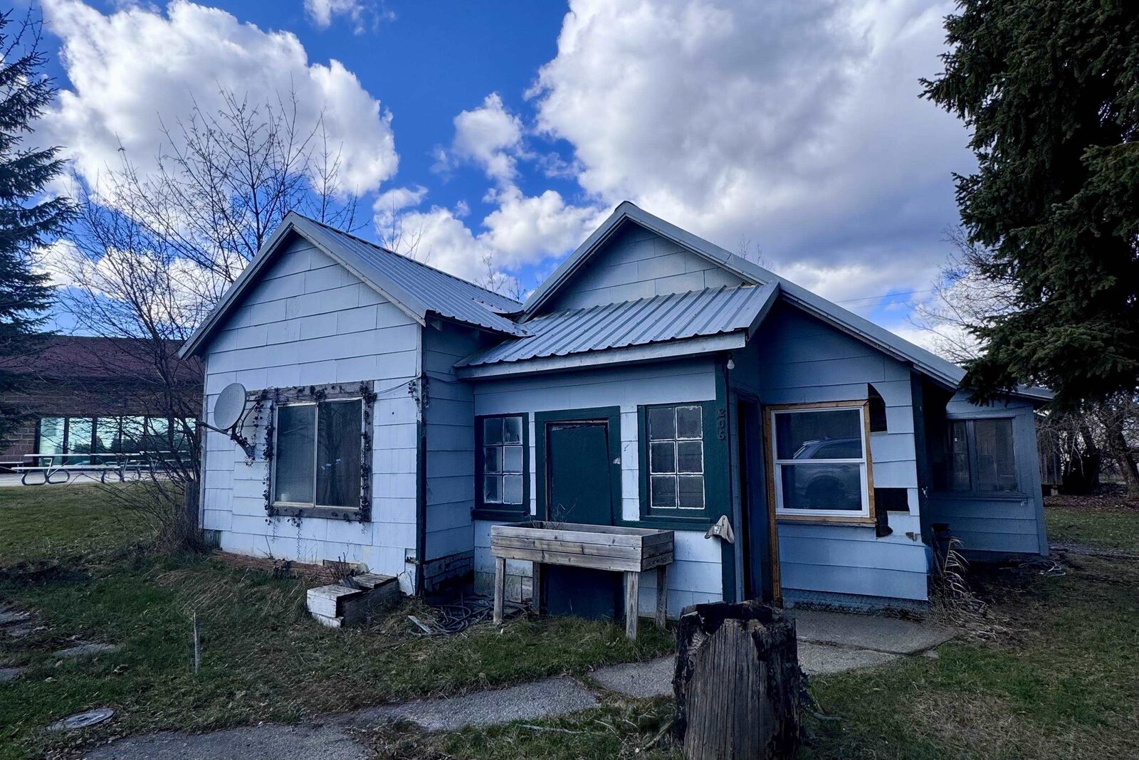 Property Photo:  206 E Blackwell St  WA 99139 