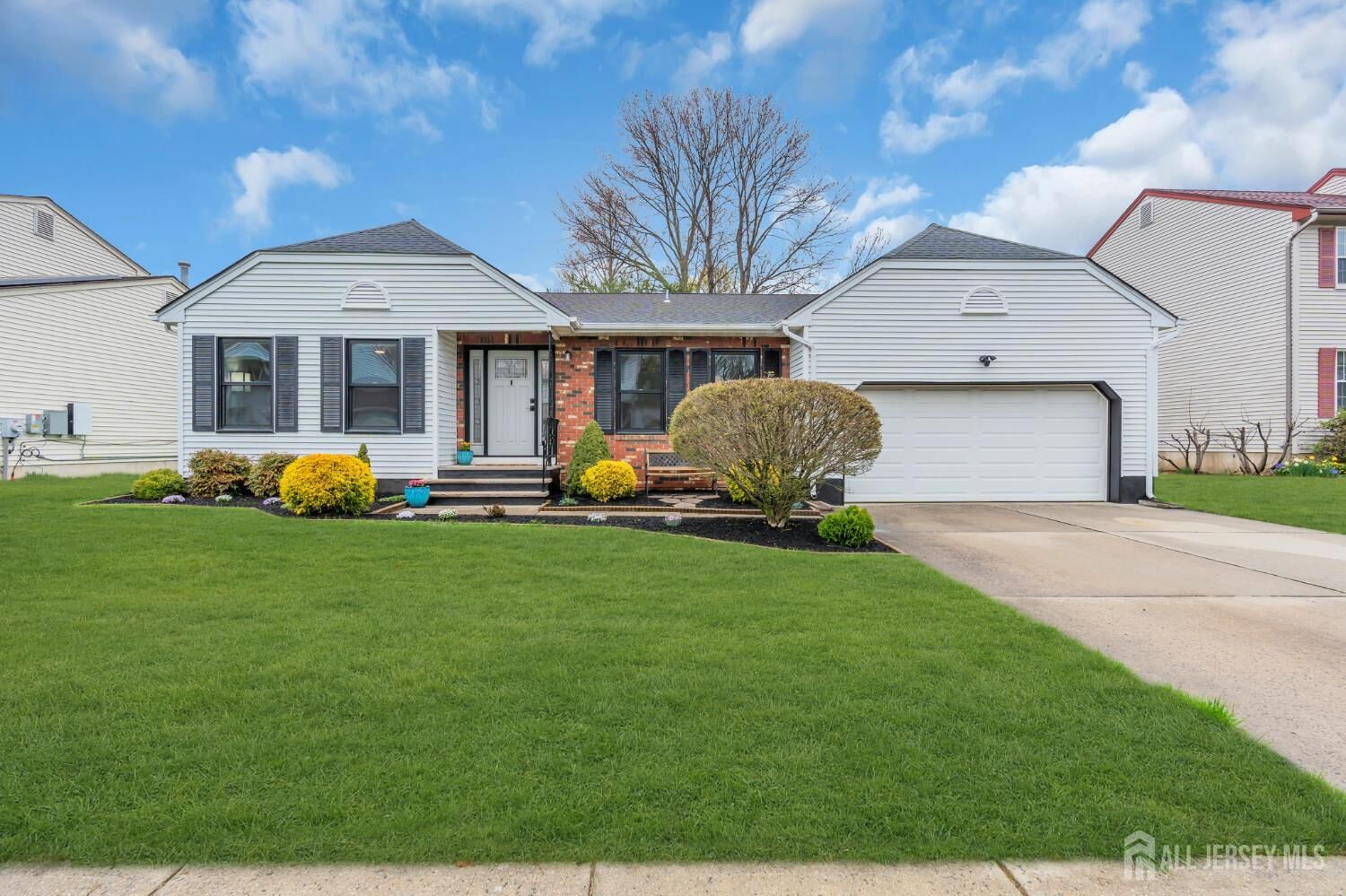 Property Photo:  3 Lynn Court  NJ 08902 