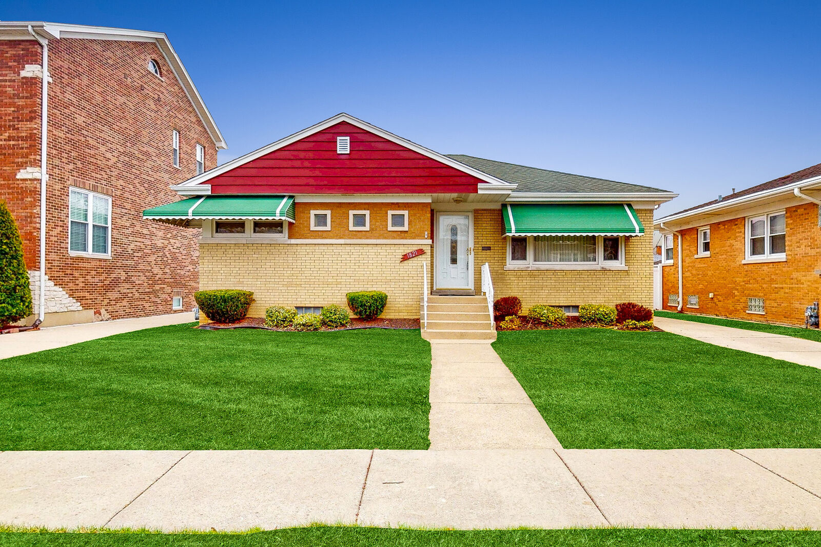 Property Photo: 1821 Buckingham Avenue IL 60154