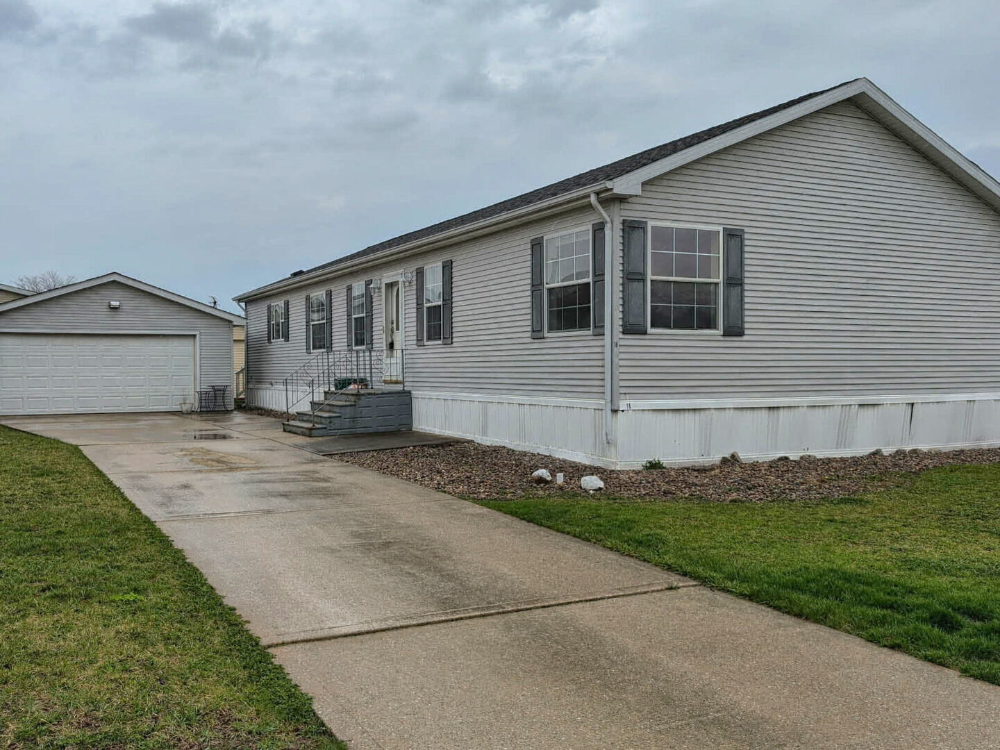 Property Photo:  18 Eagle Lane  IL 60401 