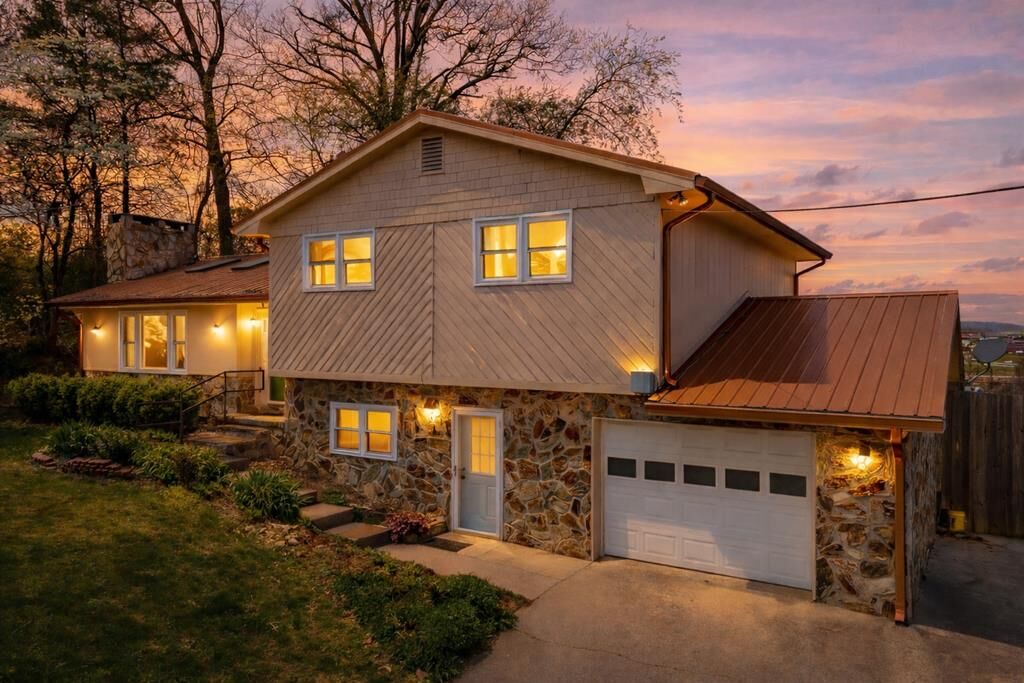 Property Photo:  134 East Second St  GA 30513 