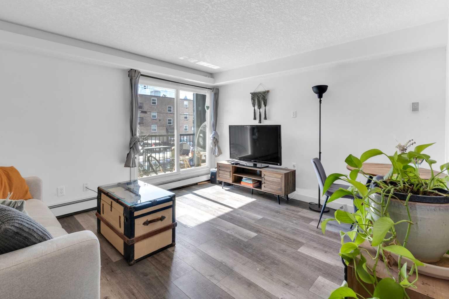Property Photo:  931 2 Avenue NW 204  AB T2N 0E6 