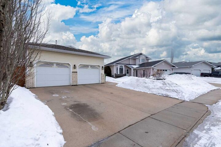 Property Photo: 4002 60 Avenue AB T9V 2R9