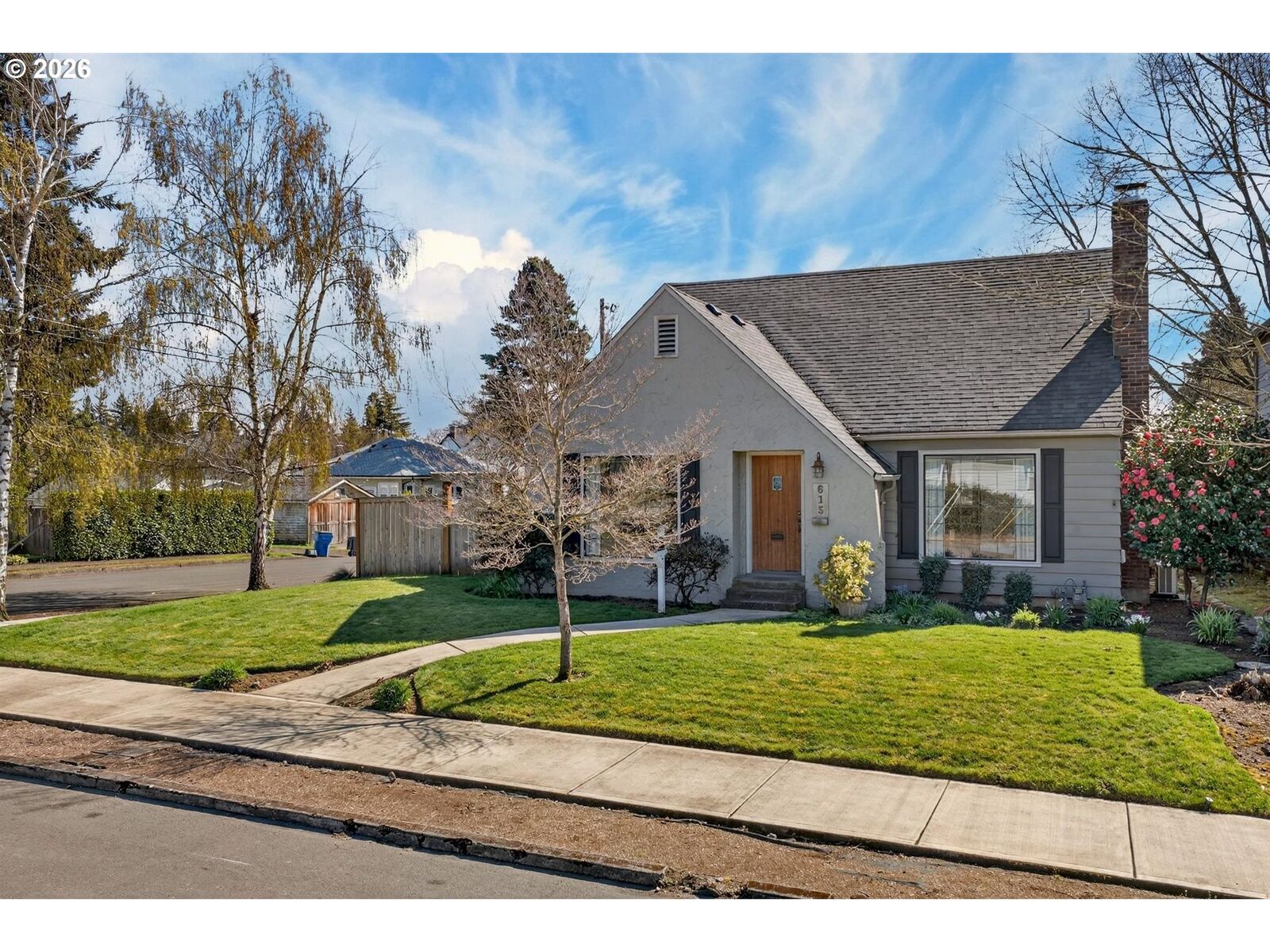 Property Photo:  615 E 31st St  WA 98663 