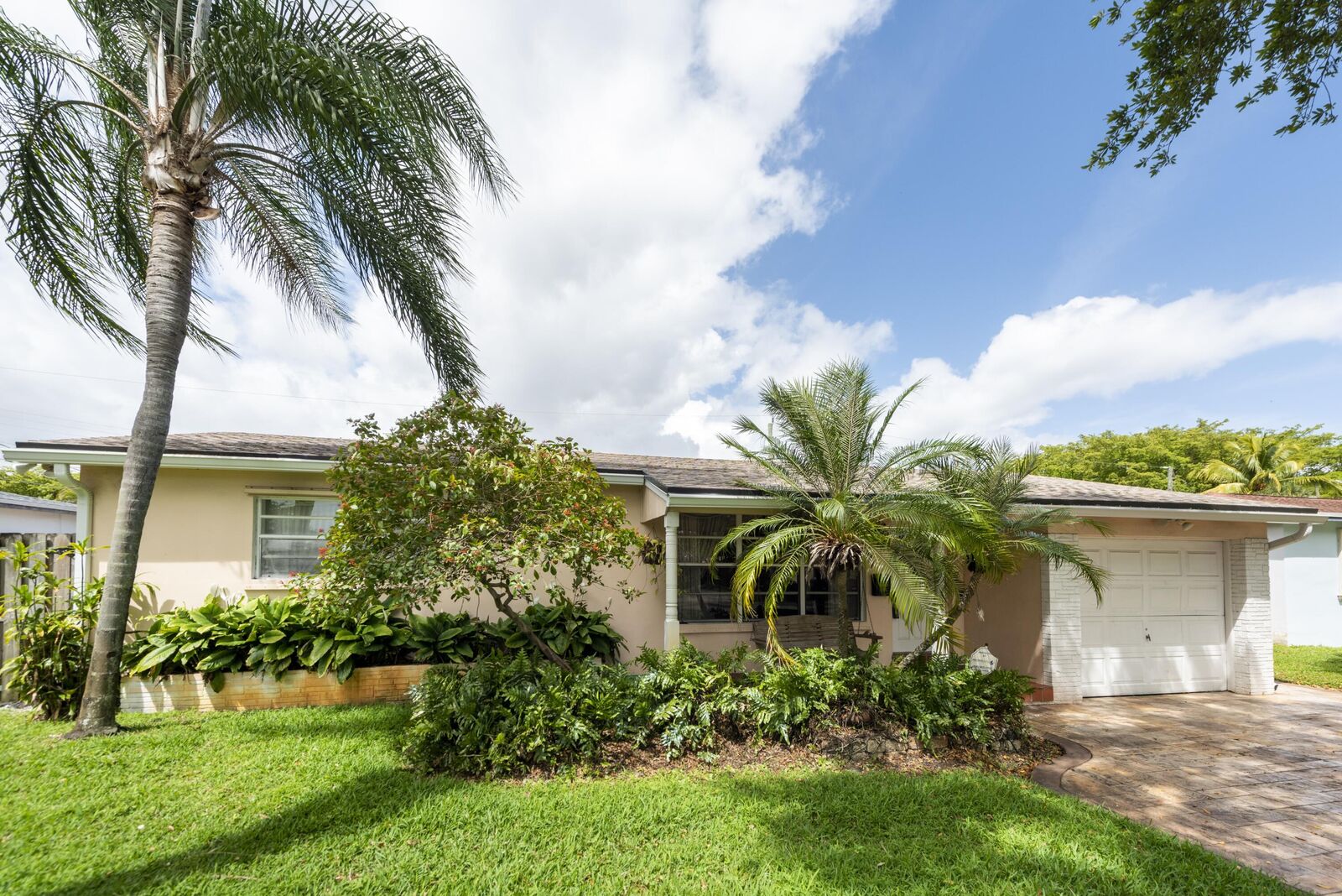 Property Photo: 510 S 58th Court FL 33023