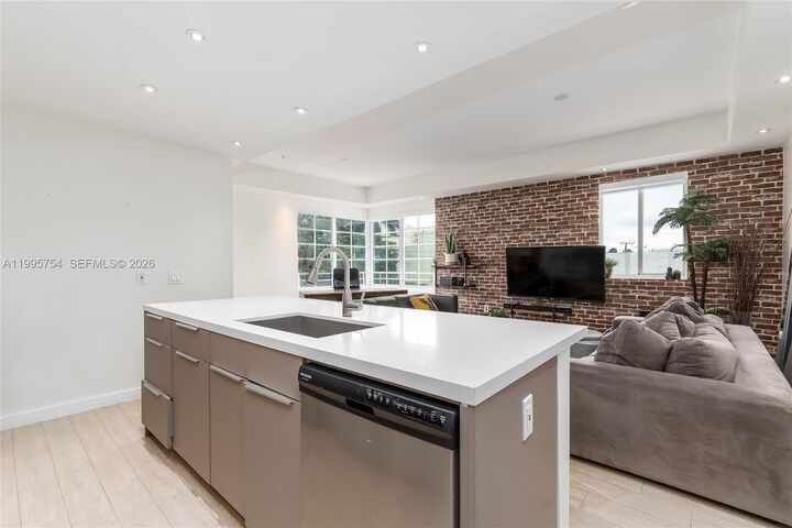 Property Photo:  820 Euclid Ave 305  FL 33139 
