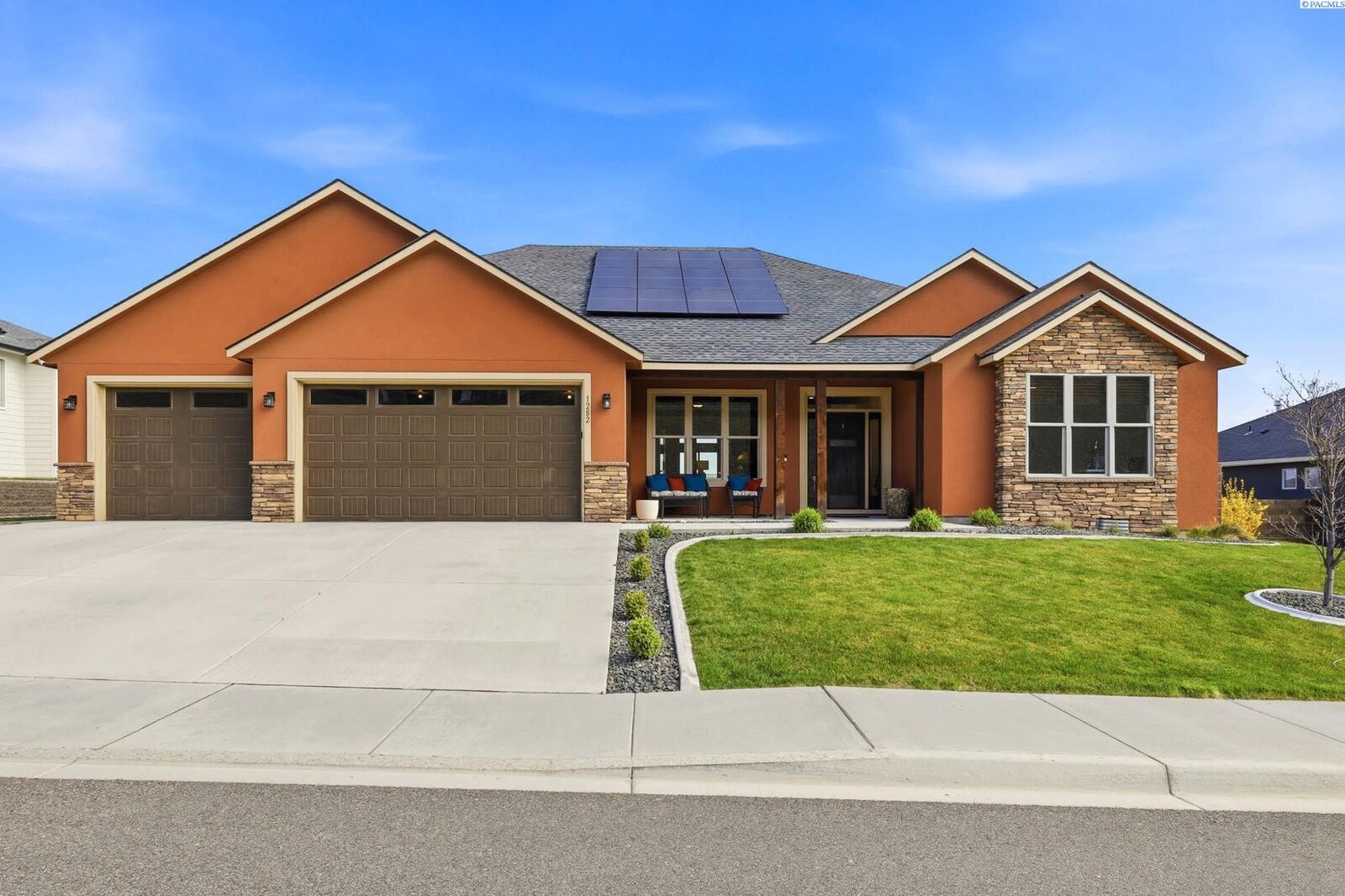 Property Photo: 1282 Paige St WA 99352