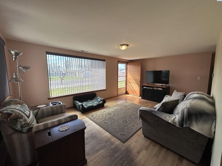 Property Photo: 723 E 14th Avenue WA 99337