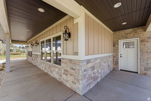 Property Photo:  197 N 300 E  UT 84050 