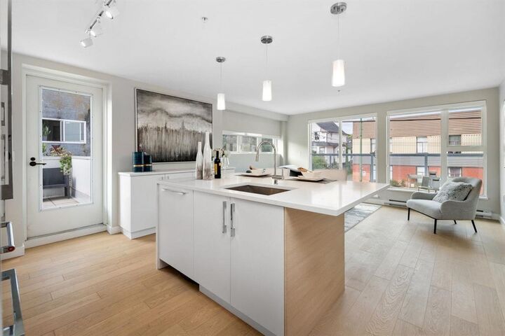 2512 Fraser Street — photo 1
