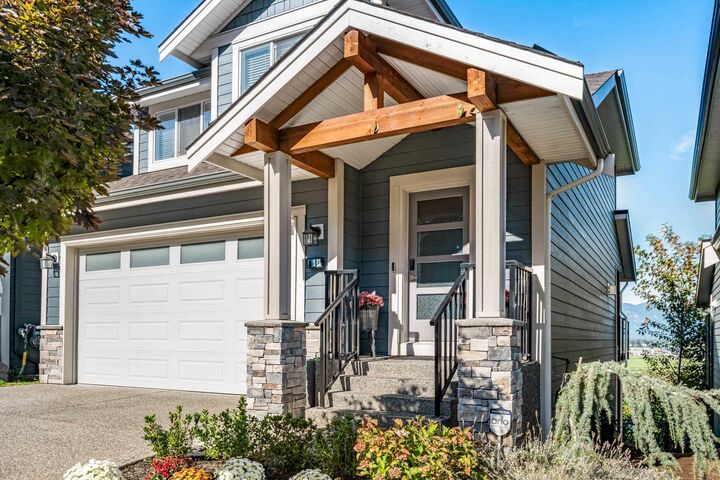 Property Photo: 50634 Ledgestone Place 10 BC V2P 0E7