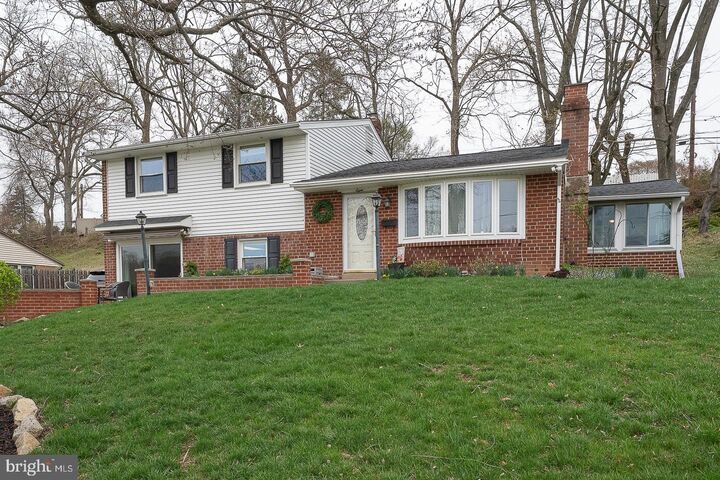 Property Photo:  8 Grove Lane  PA 19008 