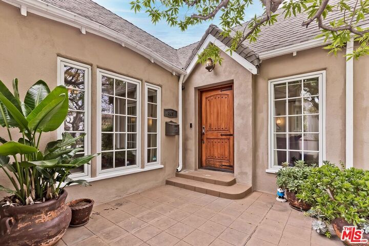 Property Photo:  829 S Mullen Ave  CA 90005 