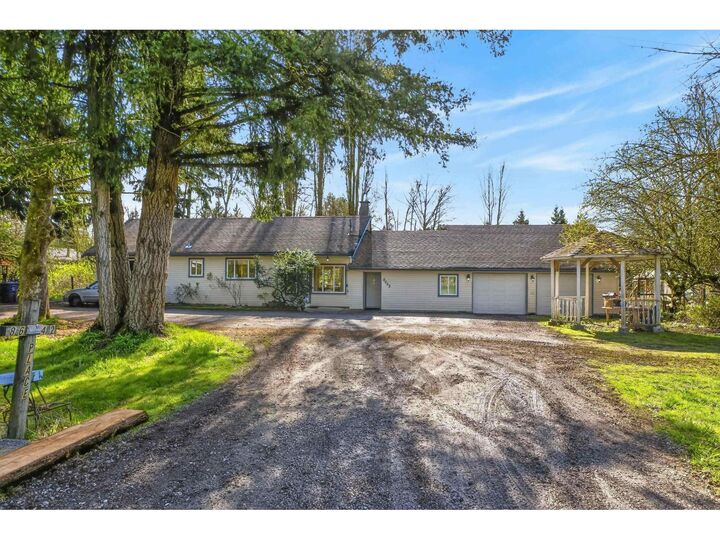 Photo de la propriété: 8642 Harvie Road BC V4N 3G5